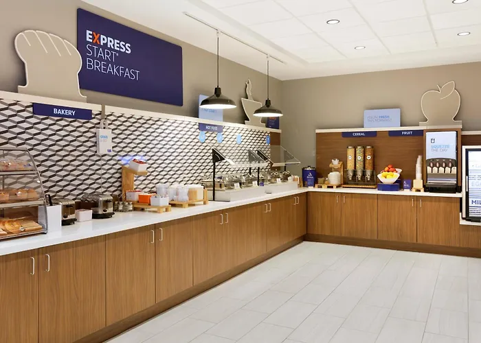 Express & Chicago West - By Ihg 2*