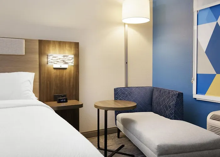 Express & Chicago West - By Ihg Oak Park