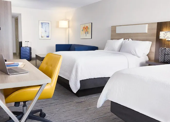 Express & Chicago West - By Ihg Oak Park